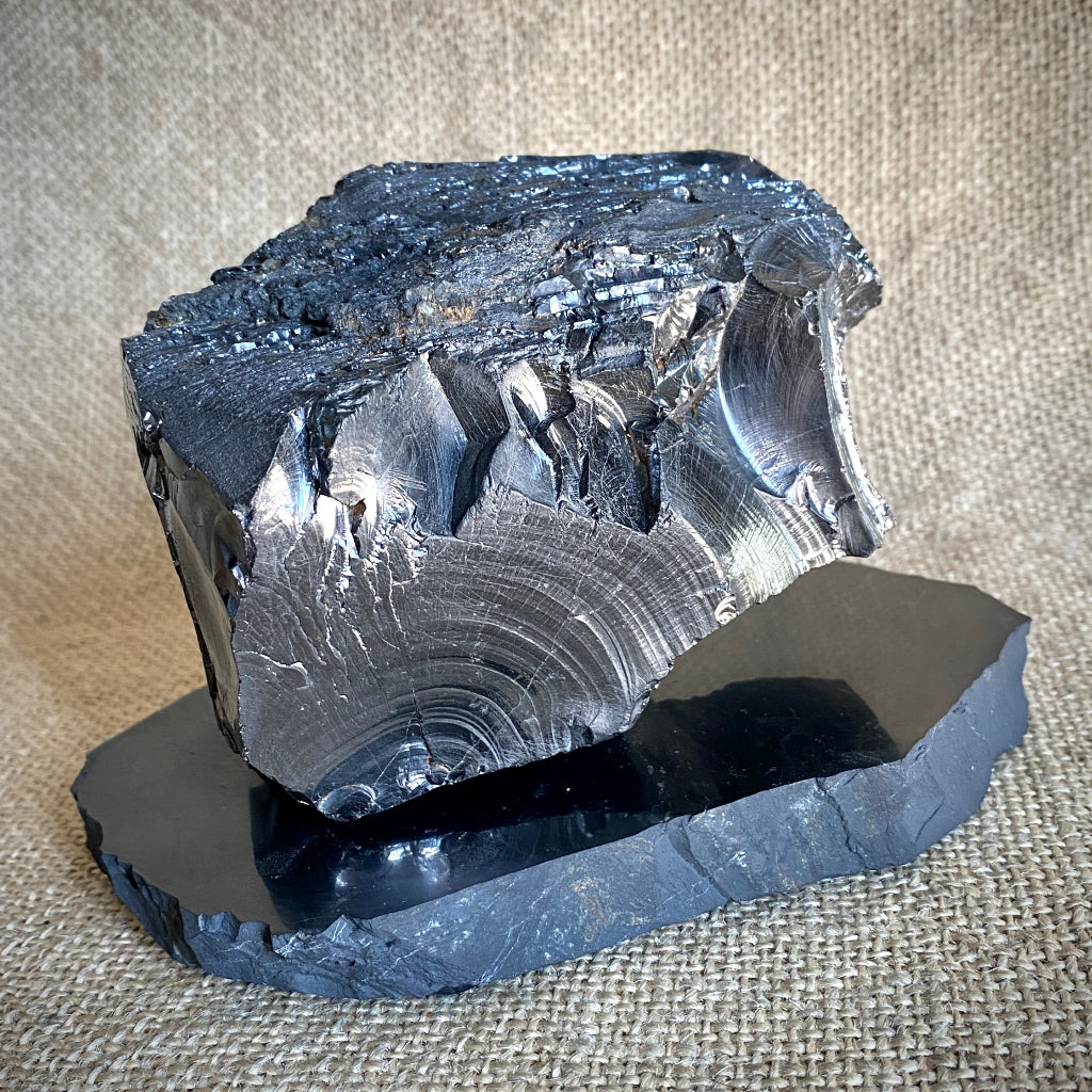 Elite Shungite Nugget 606g | On Black Shungite Slab 2