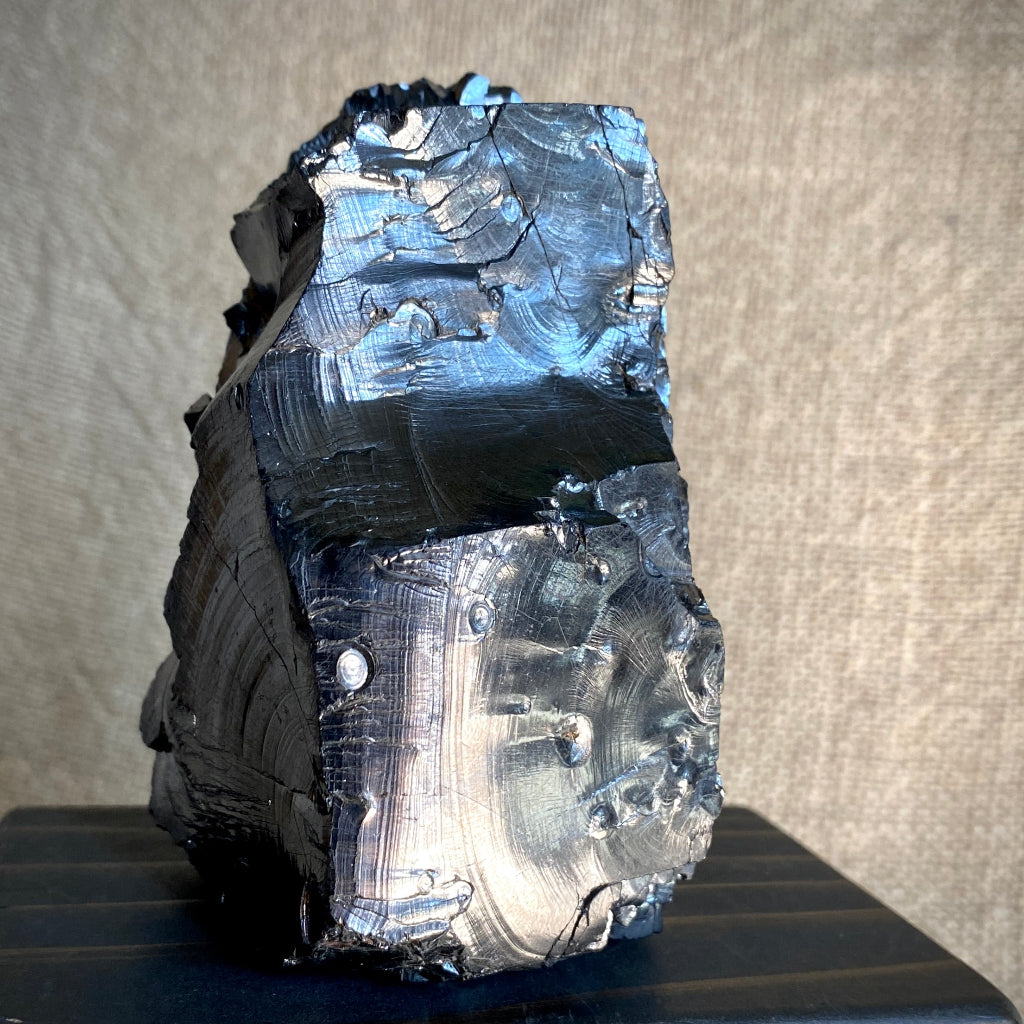 Elite Shungite Nugget 606g | On Black Shungite Slab 4