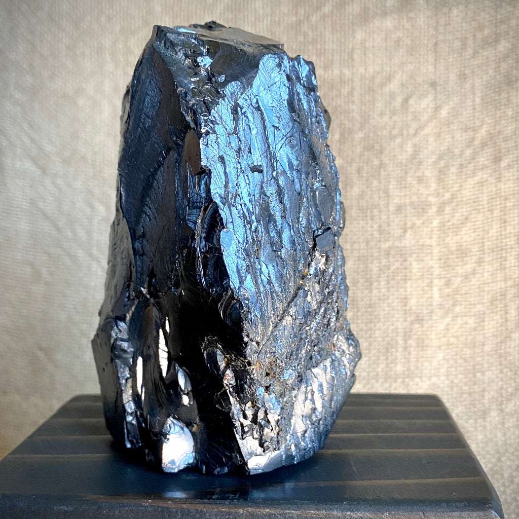 Elite Shungite Nugget 606g | On Black Shungite Slab 6
